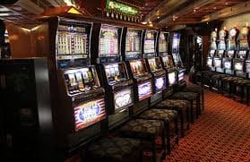 Người chơi trải nghiệm live casino tại keonhakai trên điện thoại